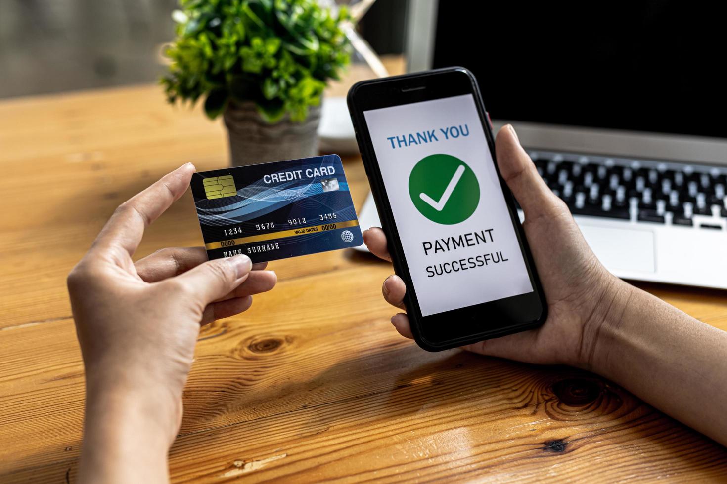 persona in possesso di uno smartphone sullo schermo di un sito Web di pagamento online, utilizzando uno smartphone per pagare merci tramite carta di credito online. concetto di utilizzo degli smartphone per pagare i prodotti tramite carta di credito. foto