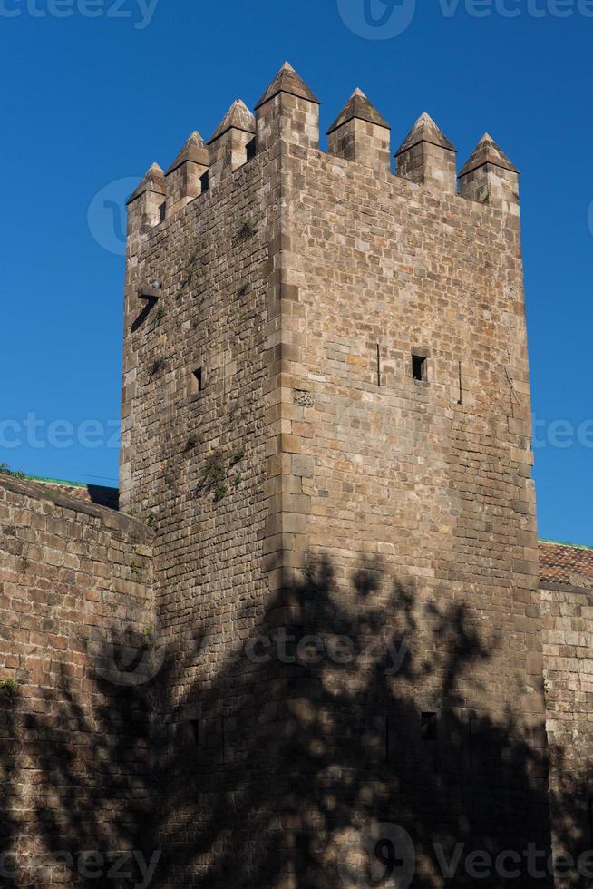 vecchio muro e torre della città di Barcellona foto