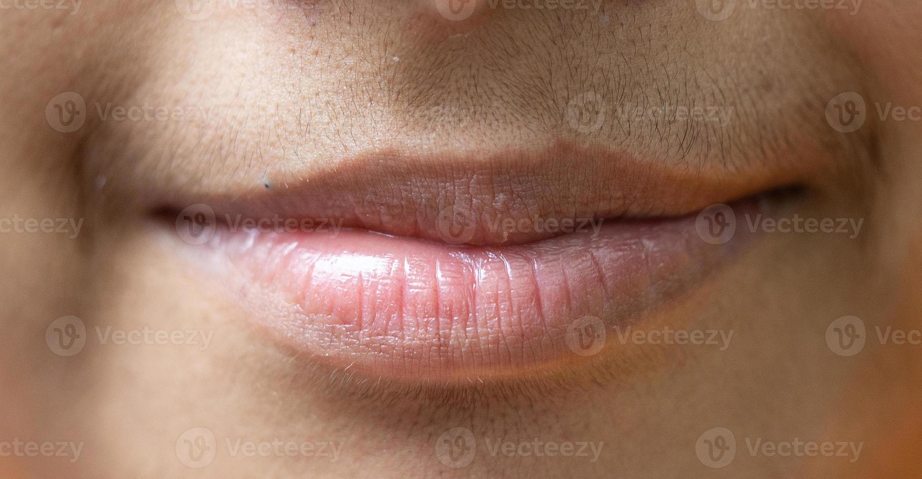 labbra senza trucco. labbra di una ragazza con un bel rossetto di colore tenero. foto