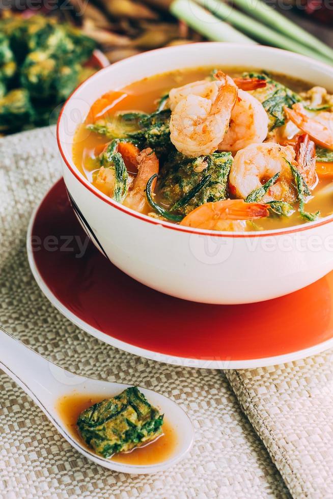 curry speziato e zuppa con gamberi e frittata di verdure foto