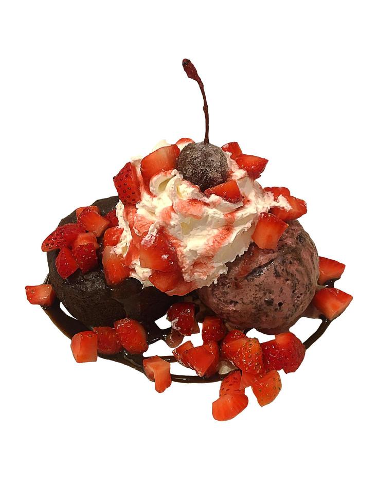 varie palline di gelato con cioccolato e frutta fragola isolati su sfondo bianco. foto