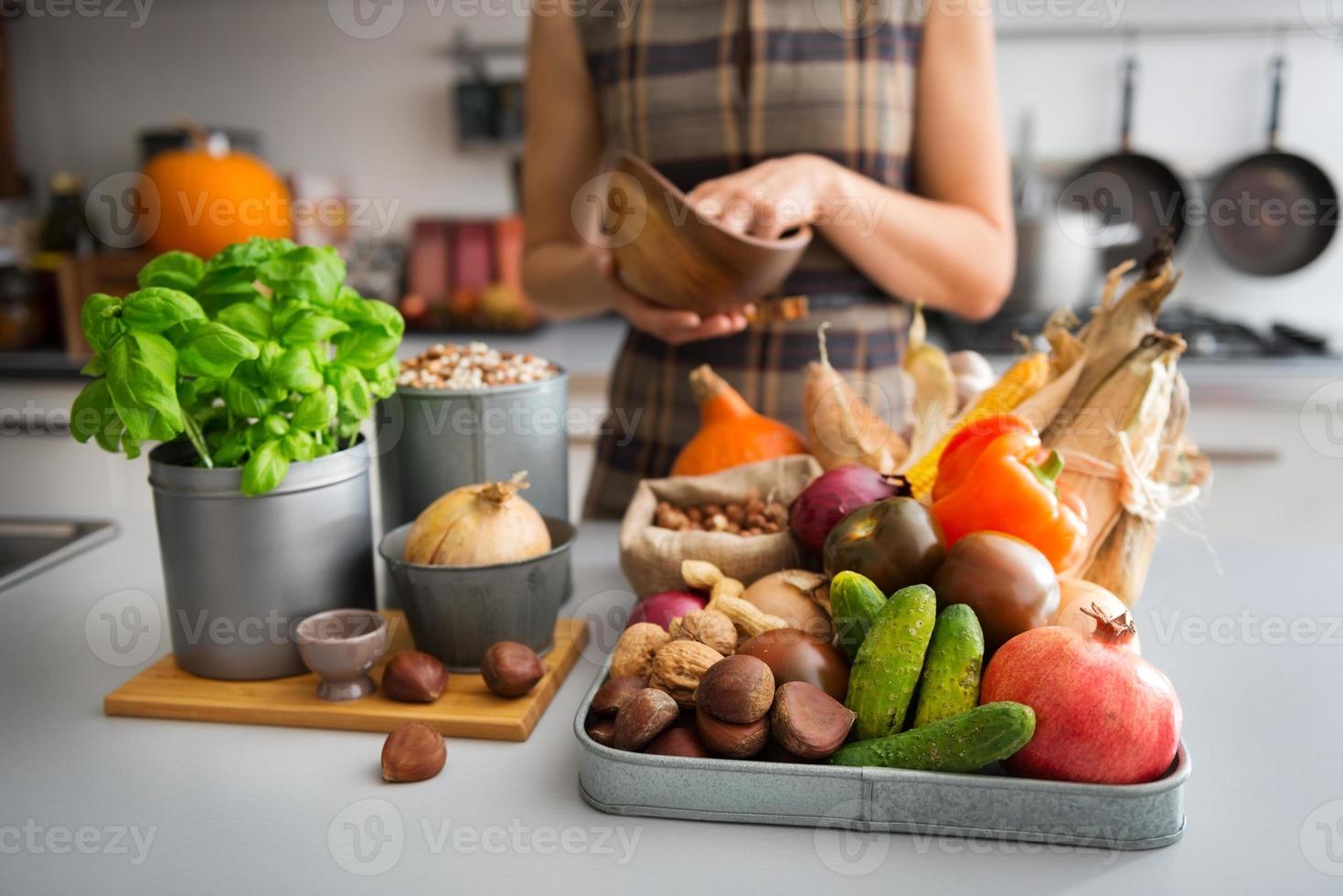 selezione di frutta e verdura autunnale sul bancone della cucina foto