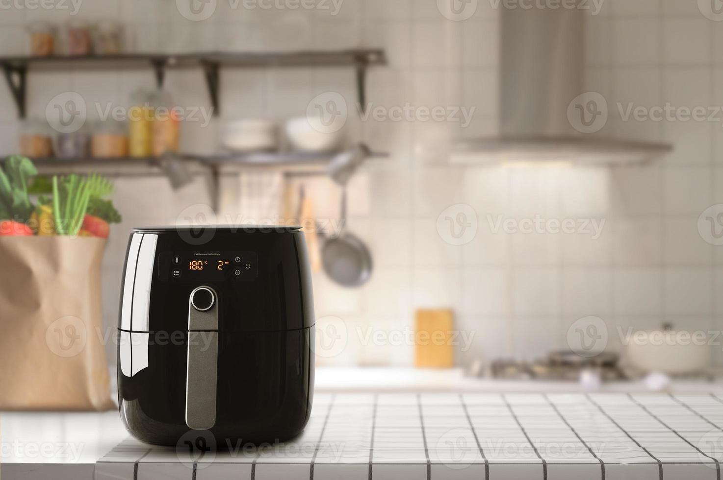 macchina della friggitrice ad aria che cucina patate fritte in cucina. stile di vita della nuova cucina normale. foto