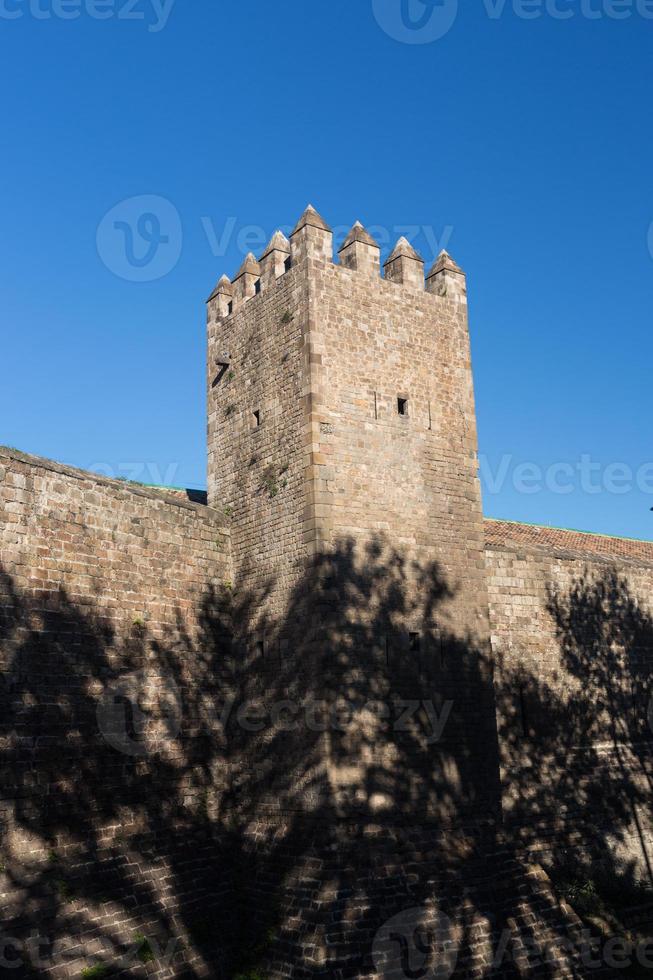 vecchio muro e torre della città di Barcellona foto