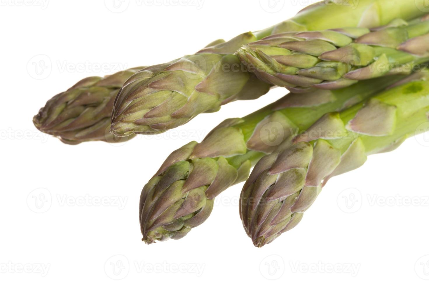 lance di asparagi freschi isolati su bianco foto