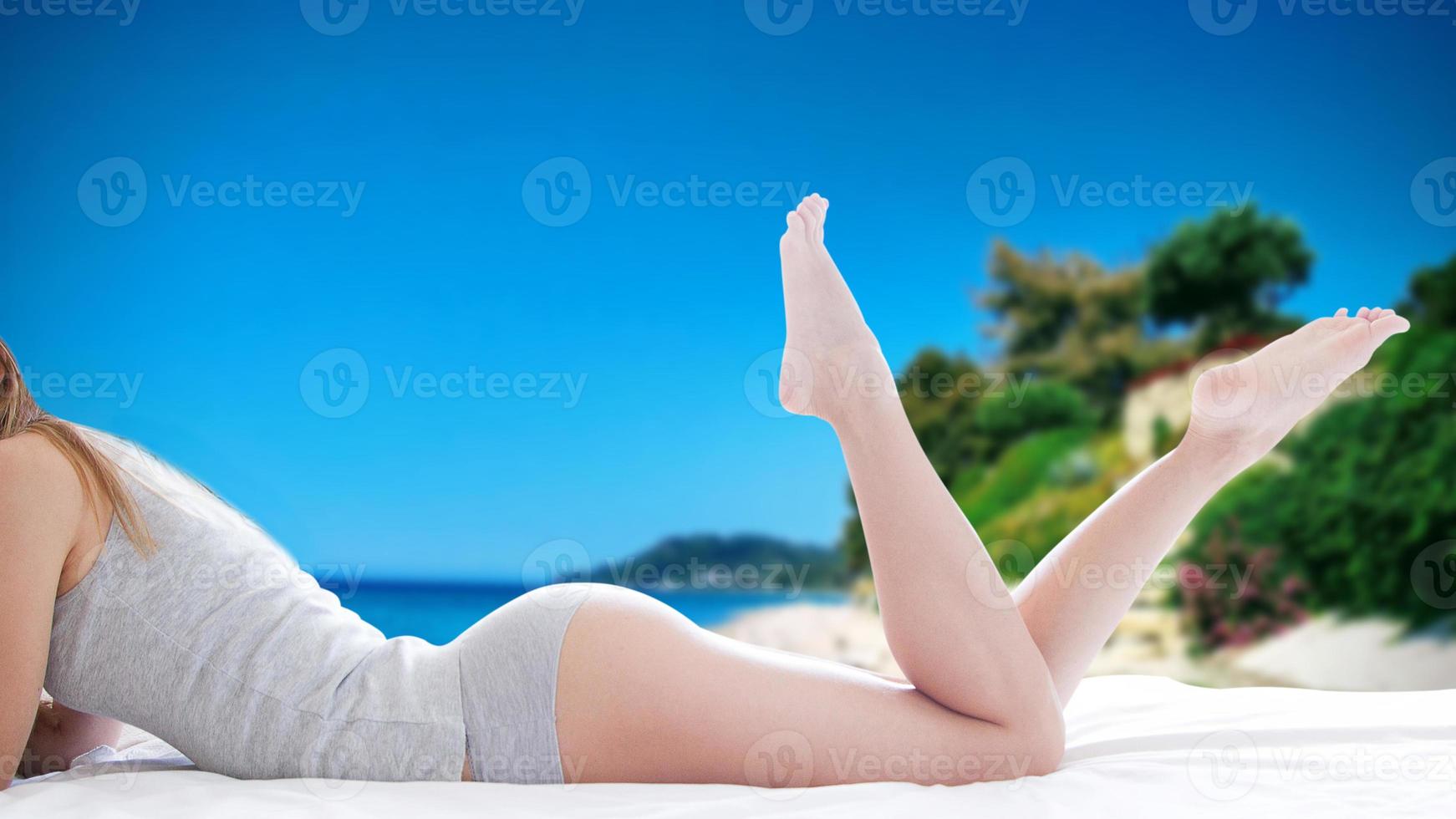gambe sexy delle donne sullo sfondo della spiaggia foto
