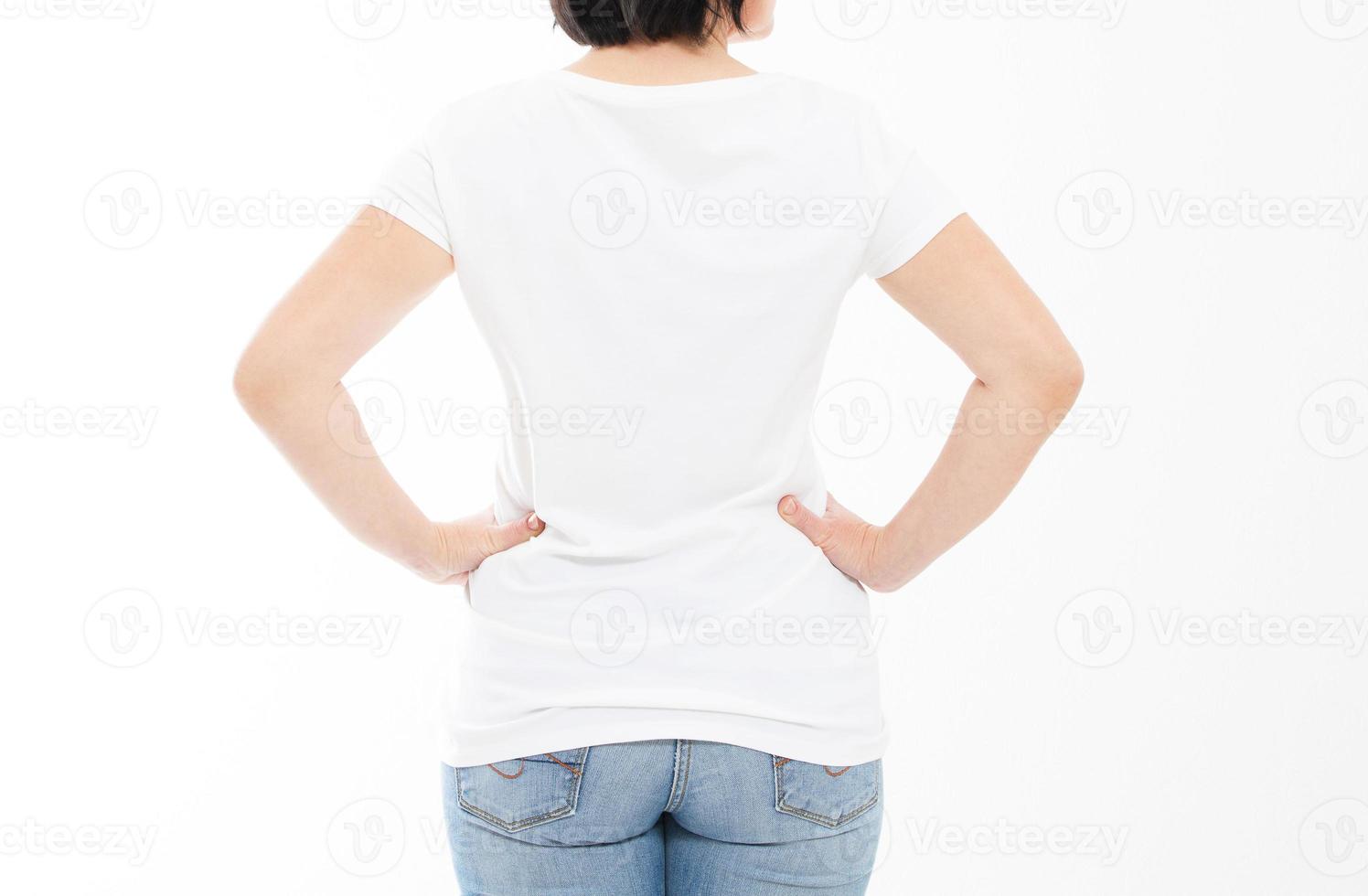 vista posteriore - donna in maglietta bianca isolata mock up, copia spazio, maglietta vuota. ragazza in maglietta. foto