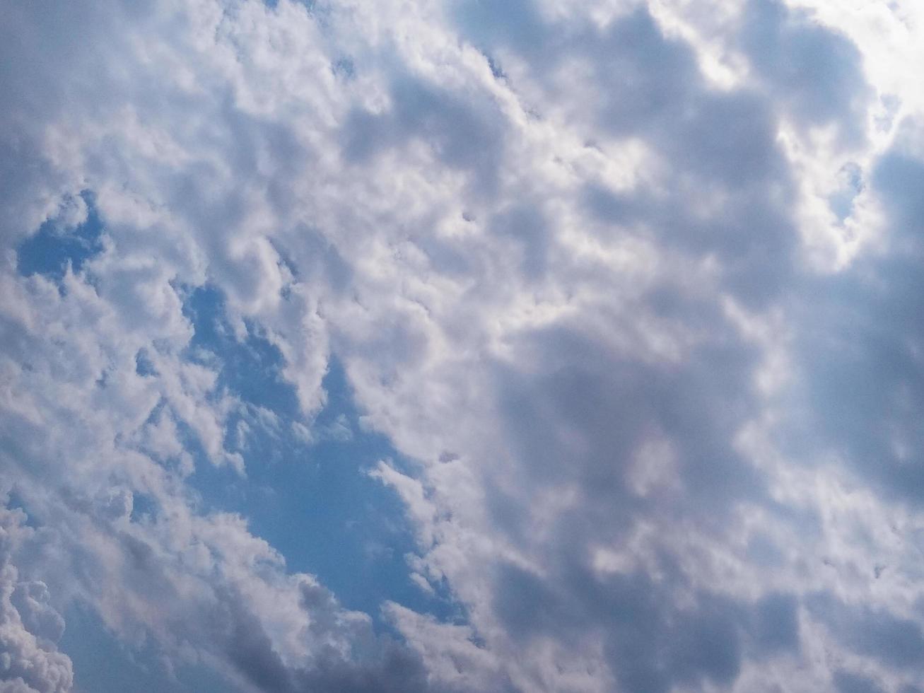 sfondo di nuvole di cielo blu. copia spazio. messa a fuoco selettiva. foto