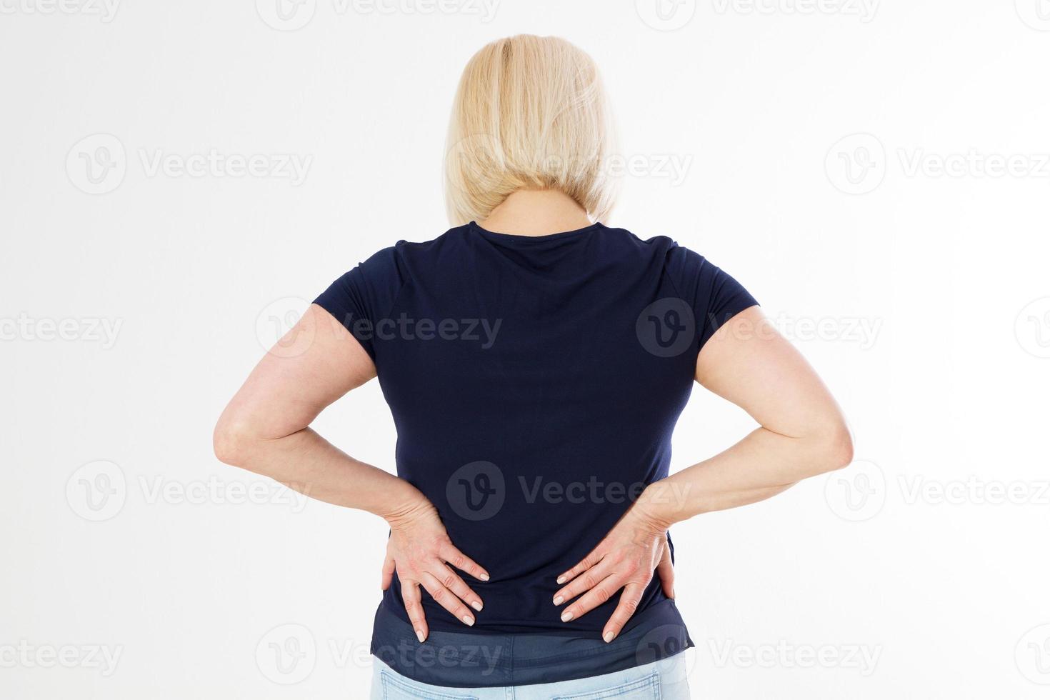 donna di mezza età tiene le mani su un mal di schiena, mal di schiena, reumatismi, concetto di riabilitazione assistenza sanitaria foto