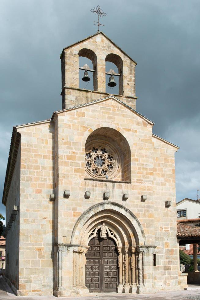 chiesa di santa maria de la oliva, bella chiesa romanica a villaviciosa, spagna. foto