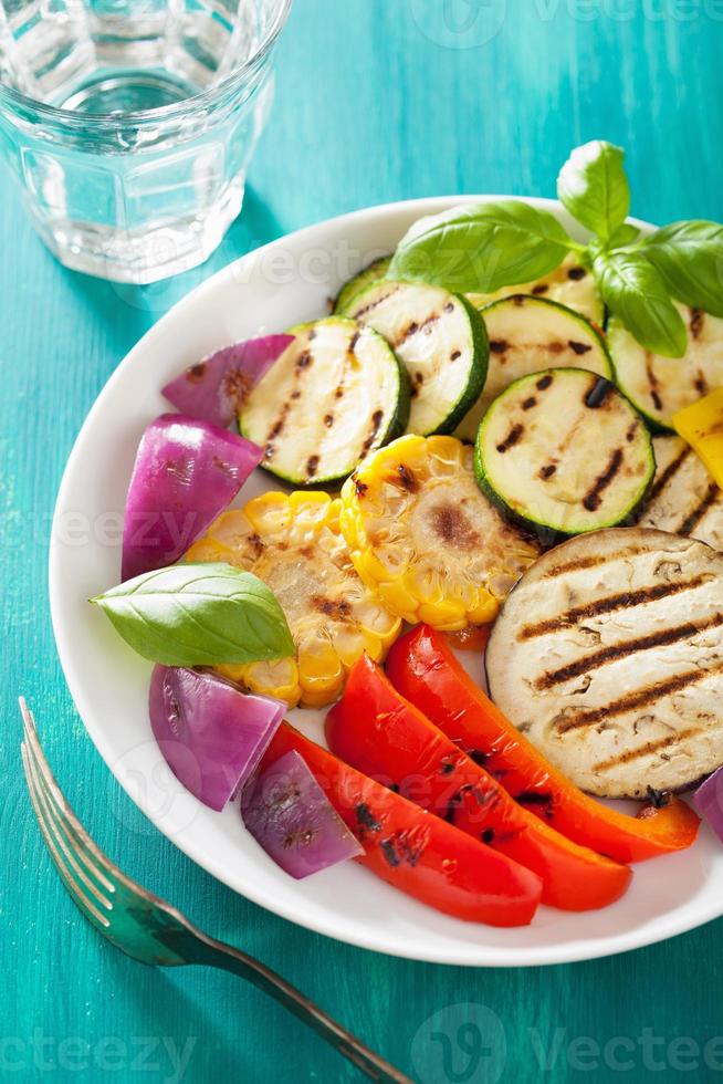 verdure grigliate sane sul piatto foto