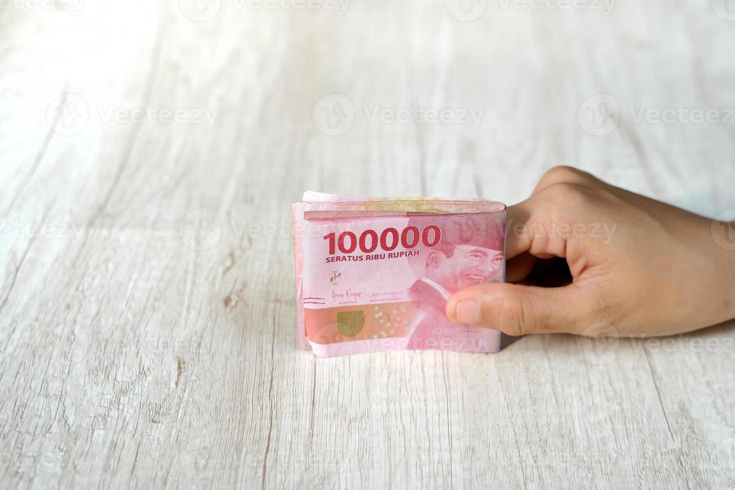 banconota della rupia in mano della donna asiatica foto