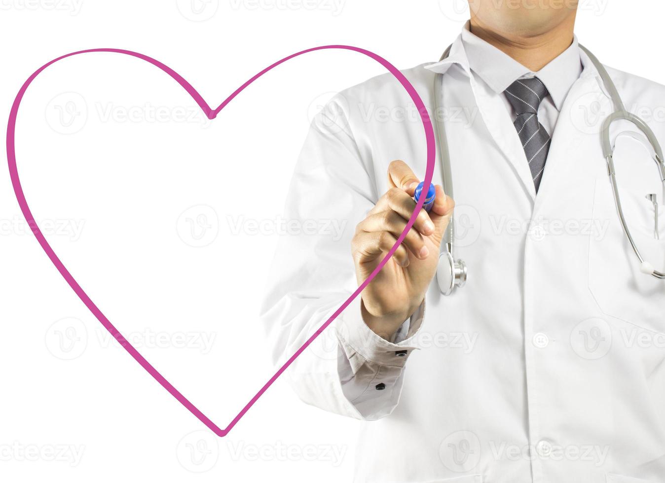 medico che disegna un simbolo del cuore foto