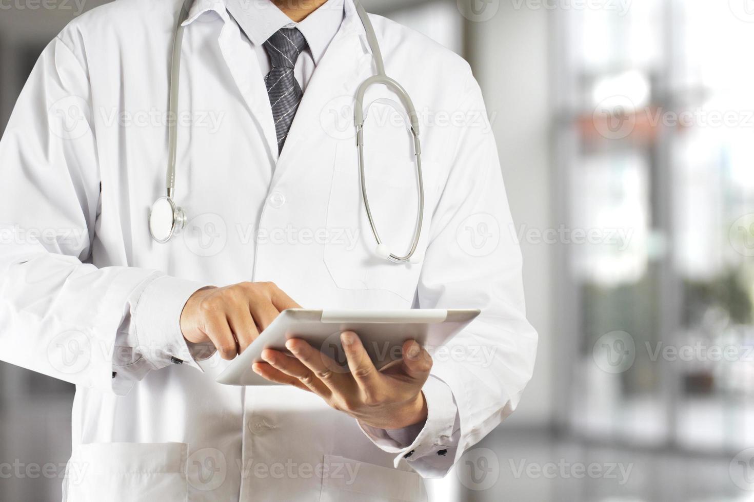 medico utilizzando una tavoletta digitale foto