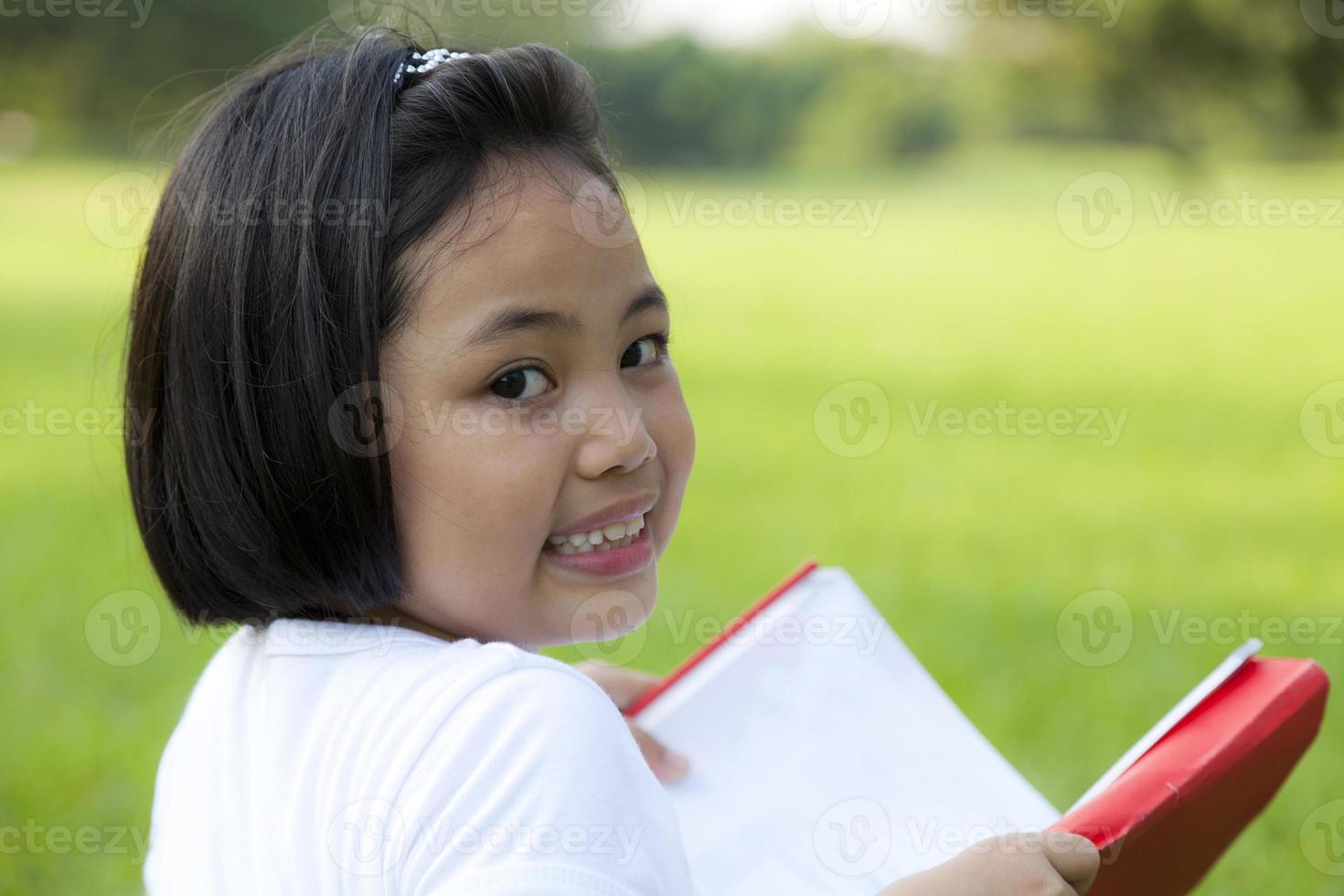 libro di lettura asiatico della bambina foto