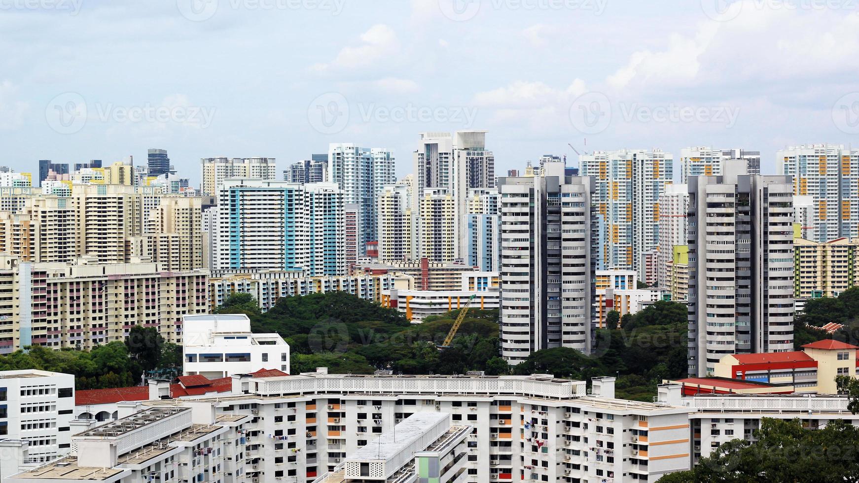 paesaggio urbano di molti condomini alti e moderni grattacieli, appartamenti, con case in primo piano. edifici, singapore, zona della città. foto