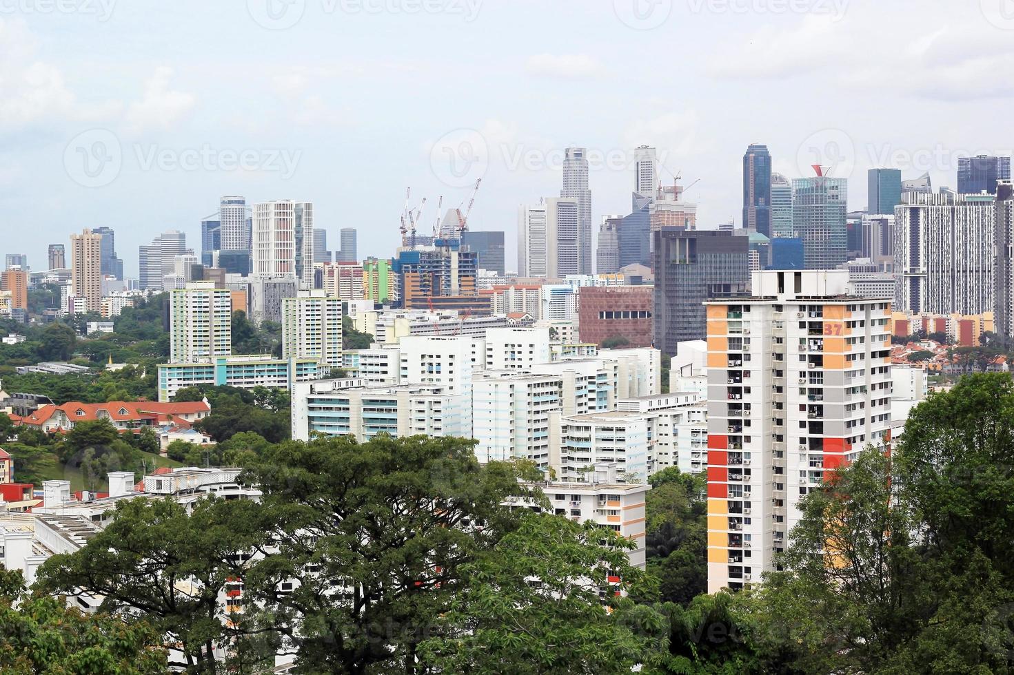 paesaggio urbano di molti condomini alti e moderni grattacieli, appartamenti, con case in primo piano. edifici, singapore, zona della città. foto