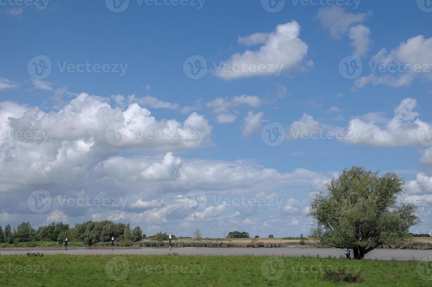 il fiume ems vicino a weener in germania foto