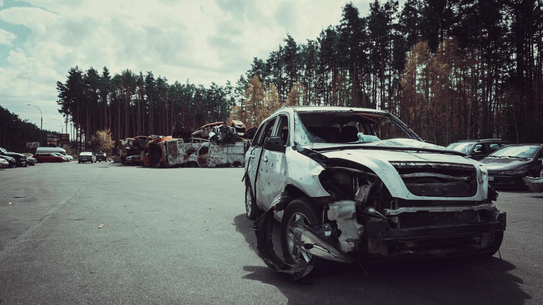 irpin, regione di kyiv, ucraina - 28 aprile 2022. cimitero di automobili a irpin, conseguenze dell'invasione dell'esercito russo in ucraina. foto