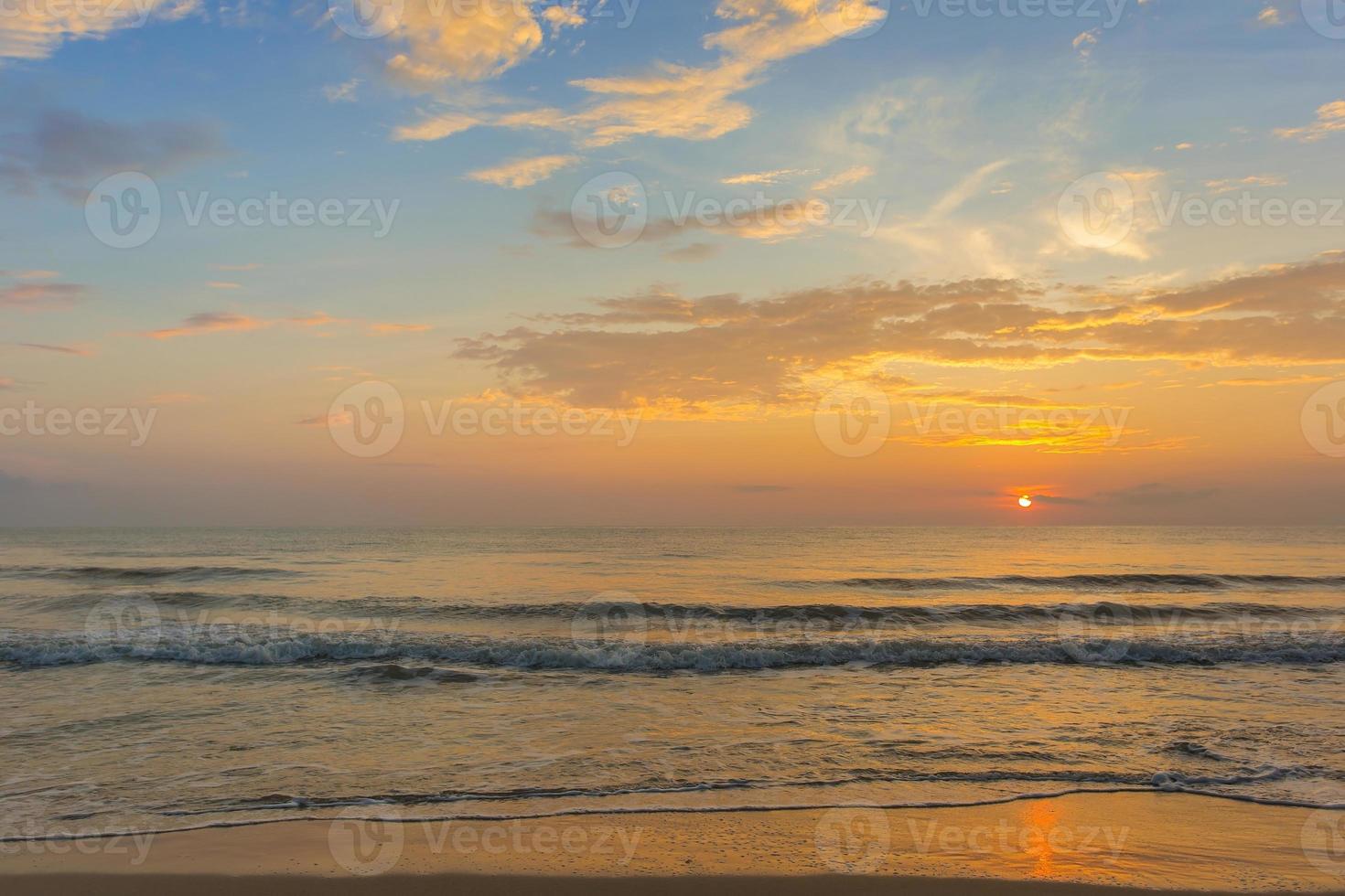 foto di spiaggia sabbiosa, mare e vista del tramonto serale con cielo blu, bellissimo crepuscolo.