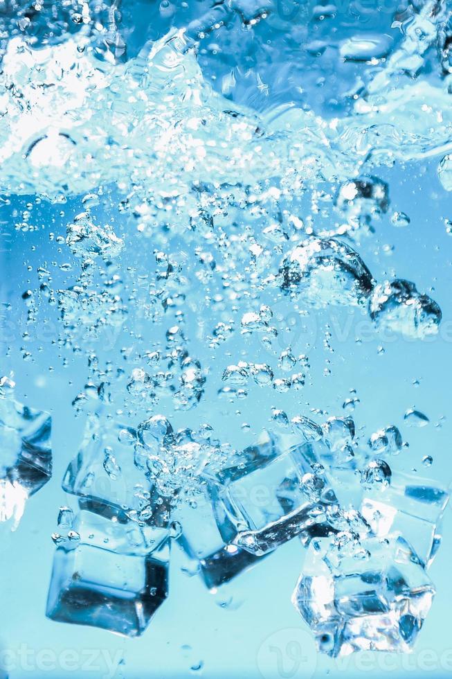 immagine di sfondo astratto di cubetti di ghiaccio in acqua blu. foto