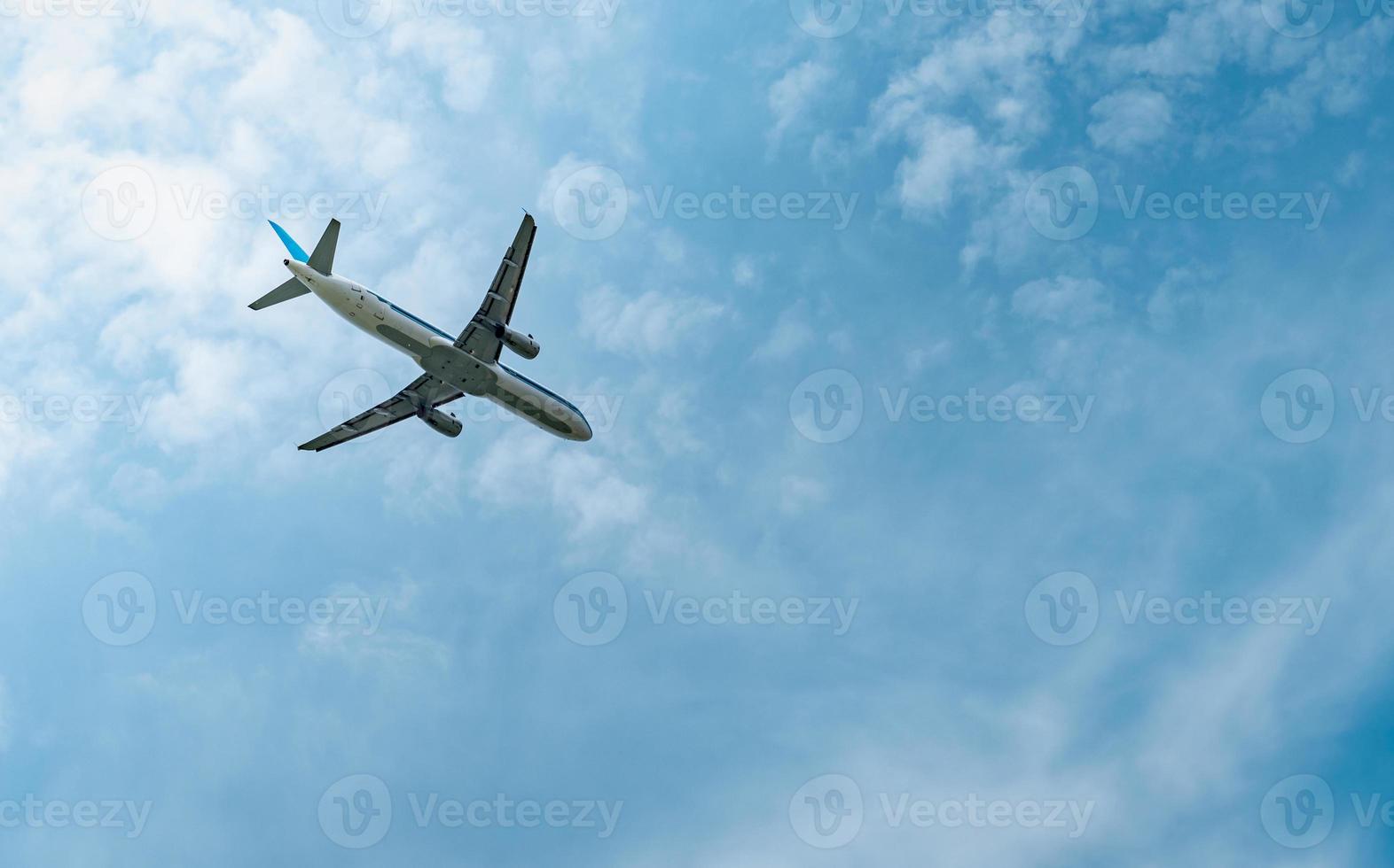 compagnia aerea commerciale. l'aereo passeggeri decolla all'aeroporto con un bel cielo azzurro e nuvole bianche. volo in partenza. iniziare il viaggio all'estero. ferie. buon viaggio. aereo che vola su un cielo luminoso. foto