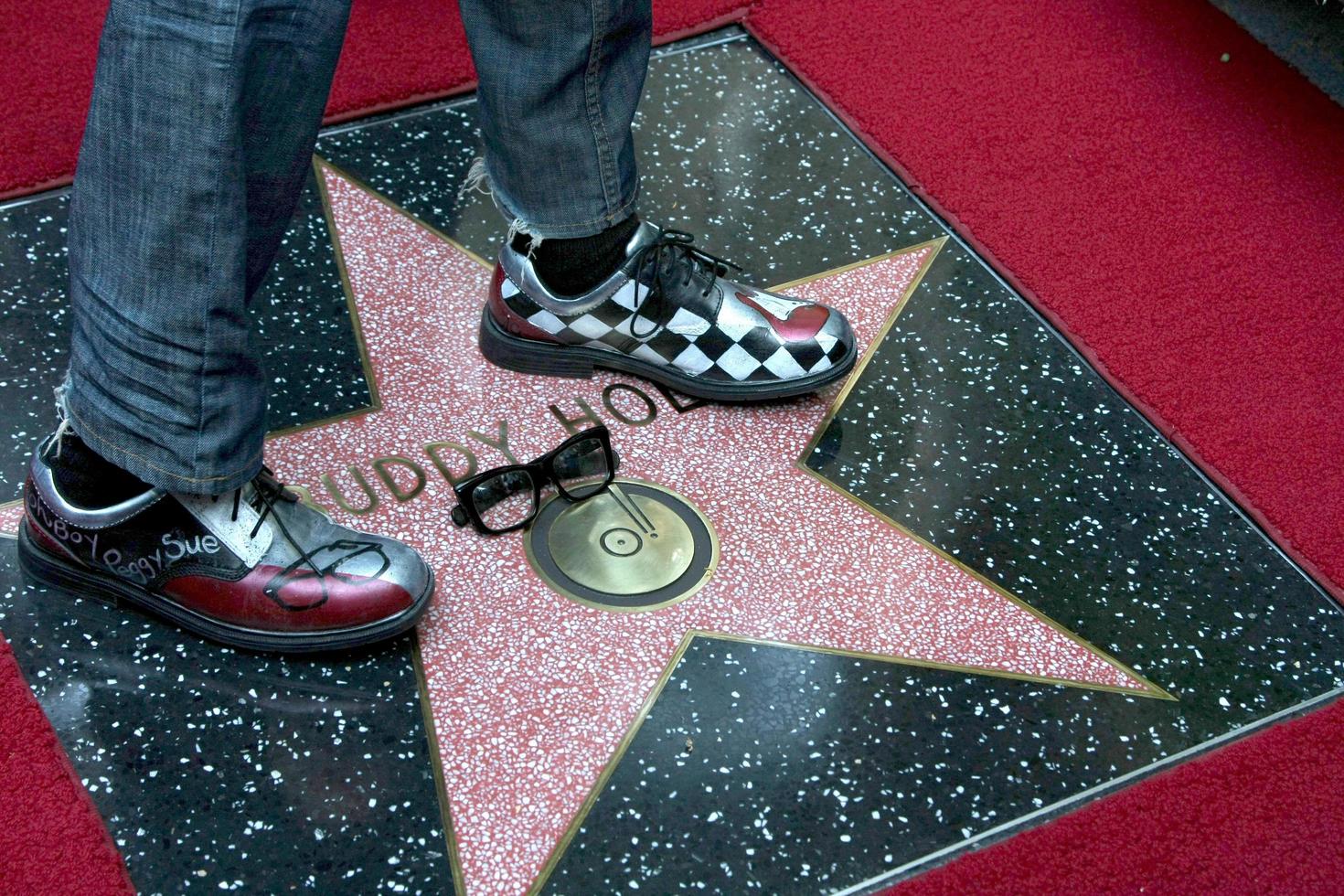 los angeles, 7 settembre - buddy holly star, con gary buseys piedi e occhiali alla cerimonia della buddy holly walk of fame all'hollywood walk of fame il 7 settembre 2011 a los angeles, ca foto