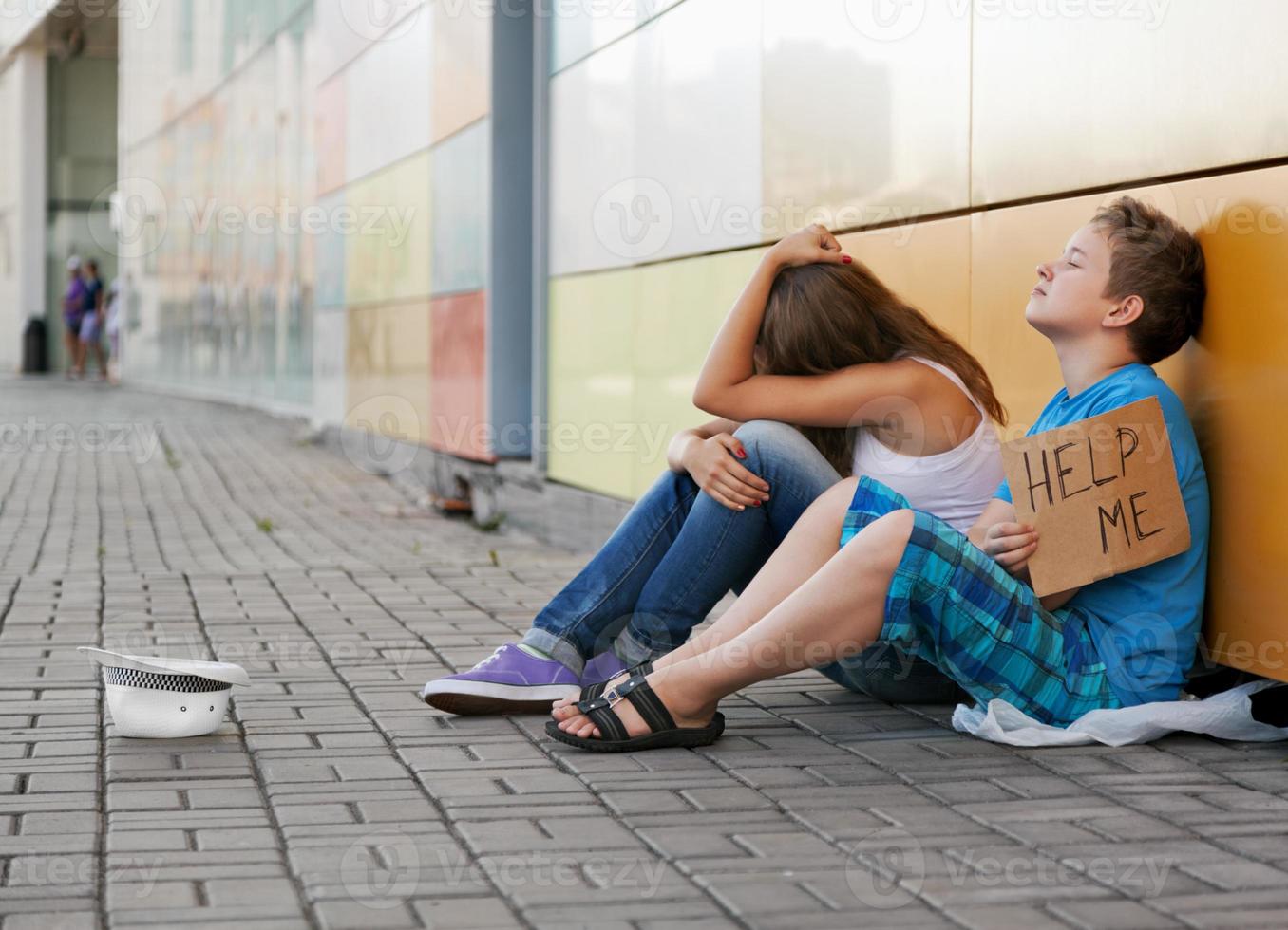 due giovani che chiedono l'elemosina a causa dei senzatetto foto