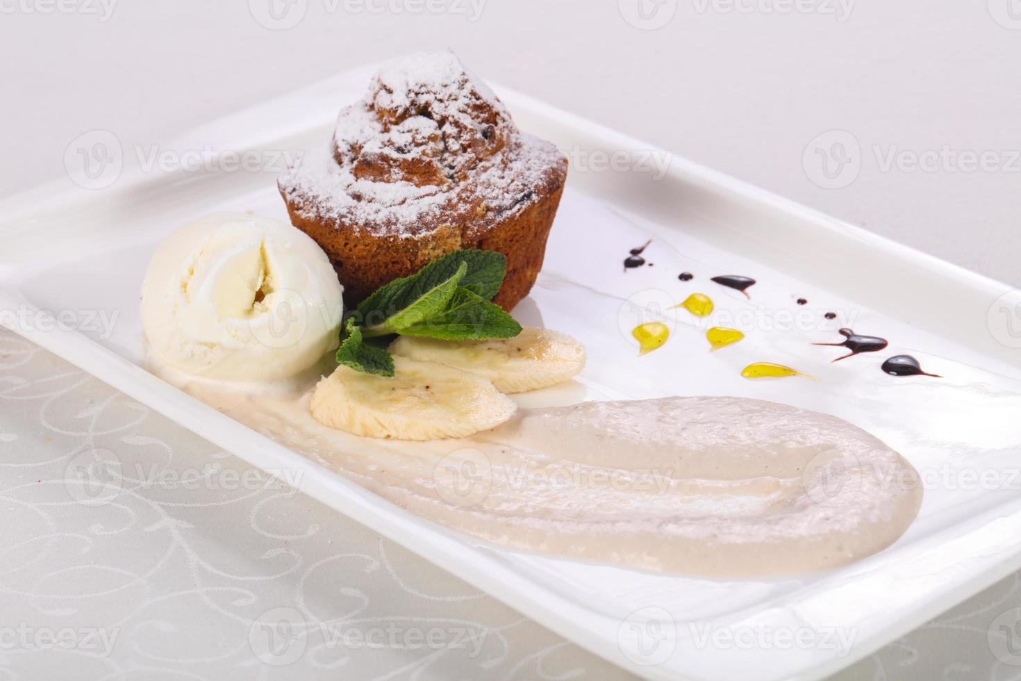gustoso muffin caldo con gelato foto