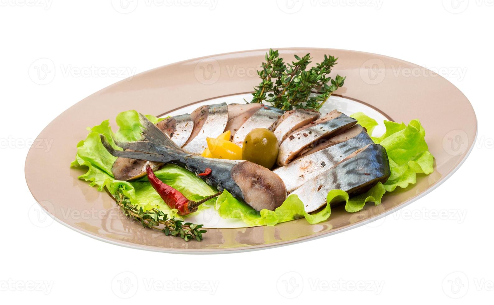 pesce sgombro, affettato su un piatto con lattuga foto