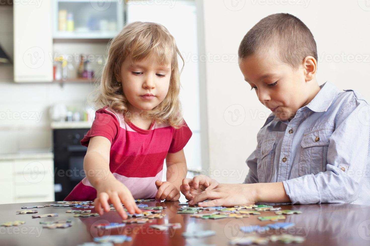 bambini, giocare a puzzle foto