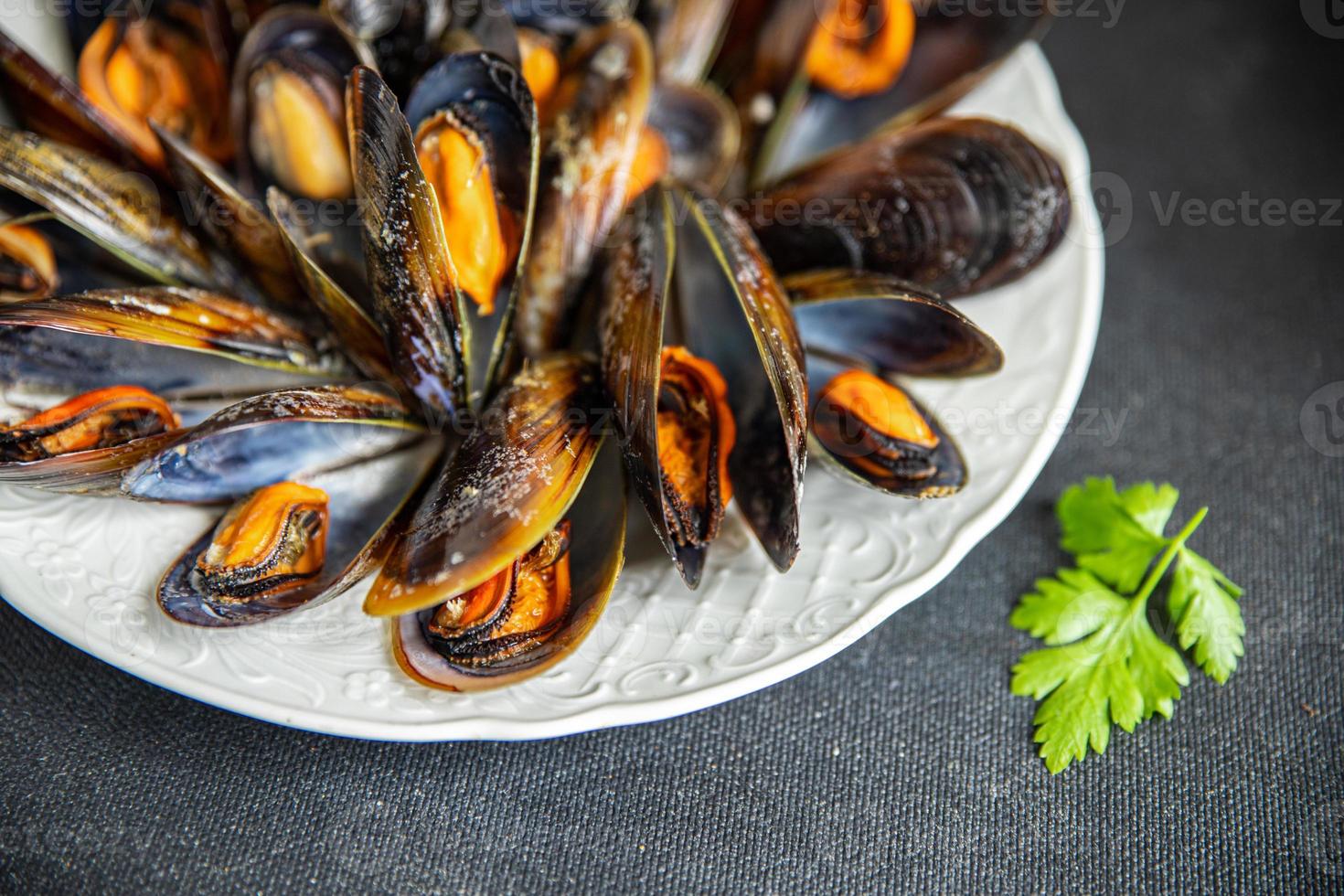 cozze in conchiglie pasto a base di pesce fresco sul tavolo copia spazio cibo sfondo foto