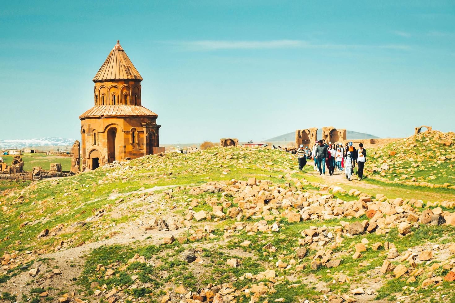 struttura della chiesa con tour di gruppo organizzato. ani rovine sito archeologico anatolia orientale, turchia foto