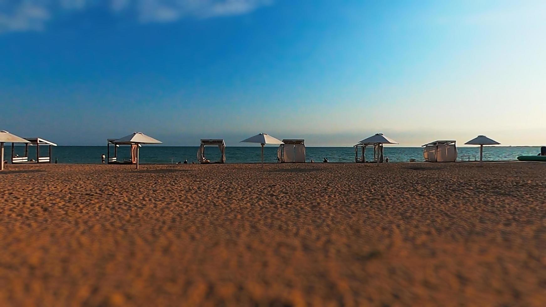 paesaggio marino con spiaggia sabbiosa e luogo per rilassarsi foto