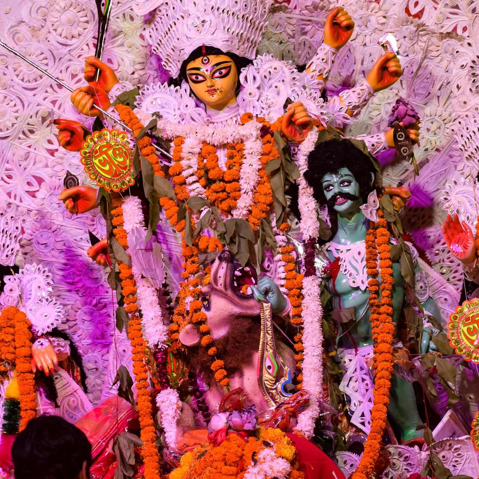 calcutta, india, settembre 29,2021 - dea durga con aspetto tradizionale in vista ravvicinata in un sud kolkata durga puja, durga puja idol, un più grande festival indù di navratri in india foto