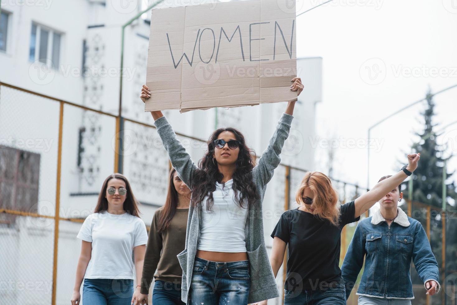 qualcuno deve fare una mossa. gruppo di donne femministe protestano per i loro diritti all'aperto foto