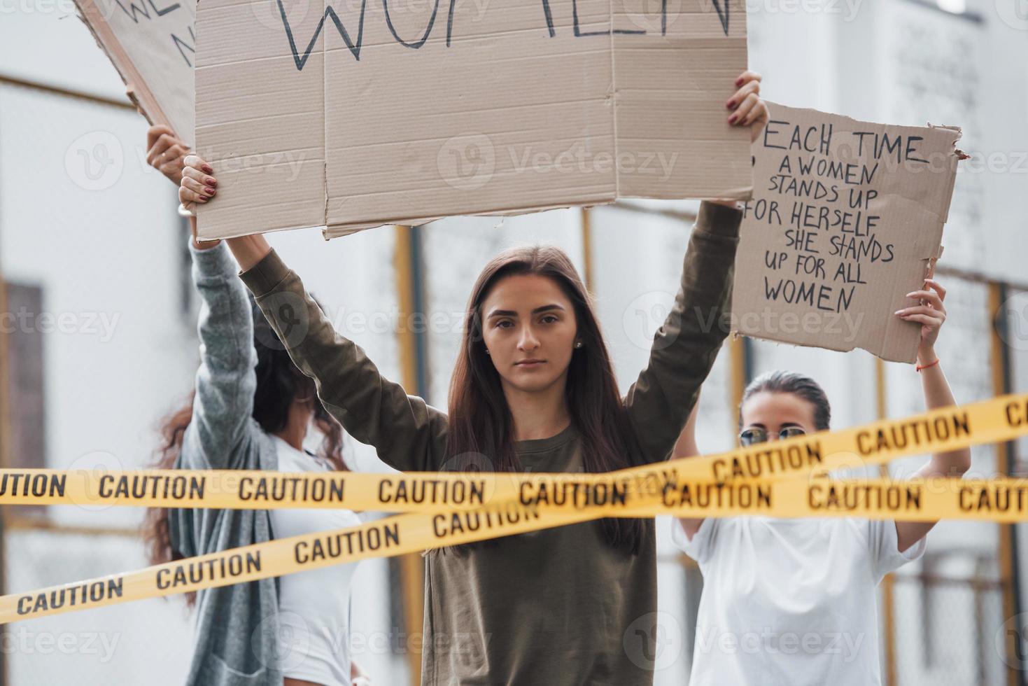 Ascoltaci. gruppo di donne femministe protestano per i loro diritti all'aperto foto