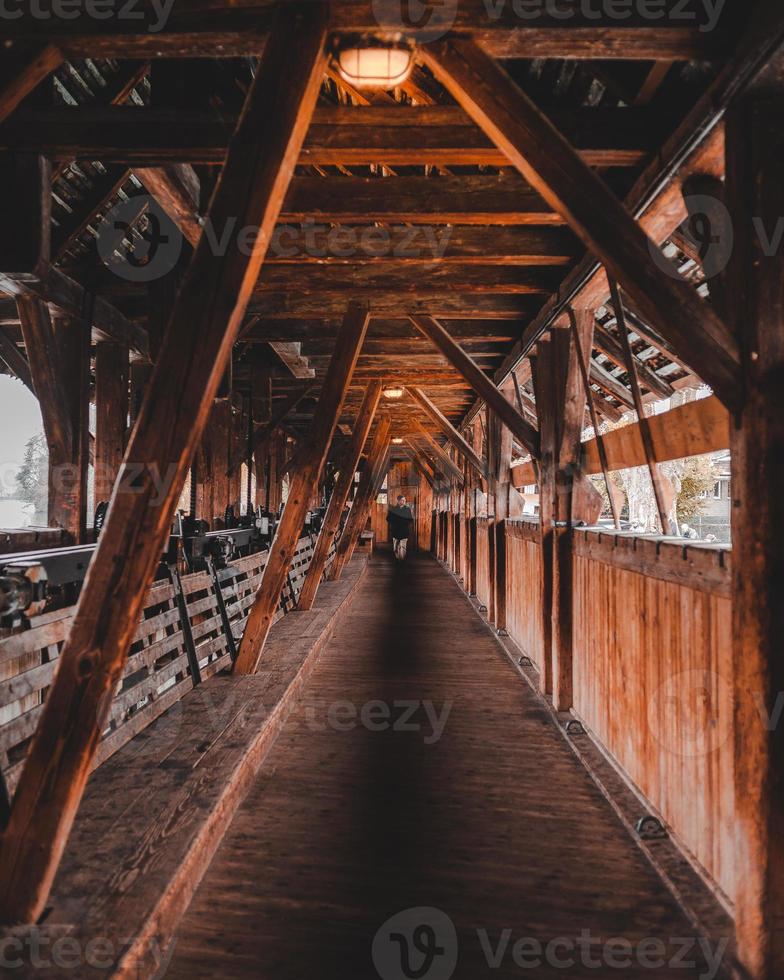 uomo che cammina sul ponte di legno foto