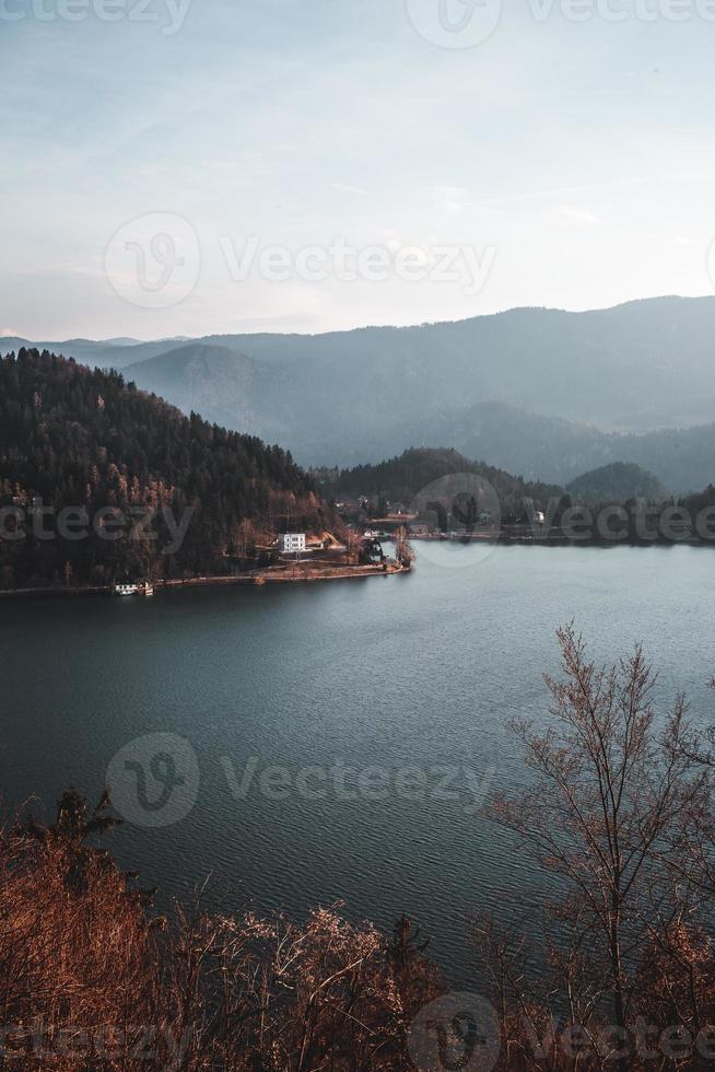 specchio d'acqua sotto il cielo grigio foto