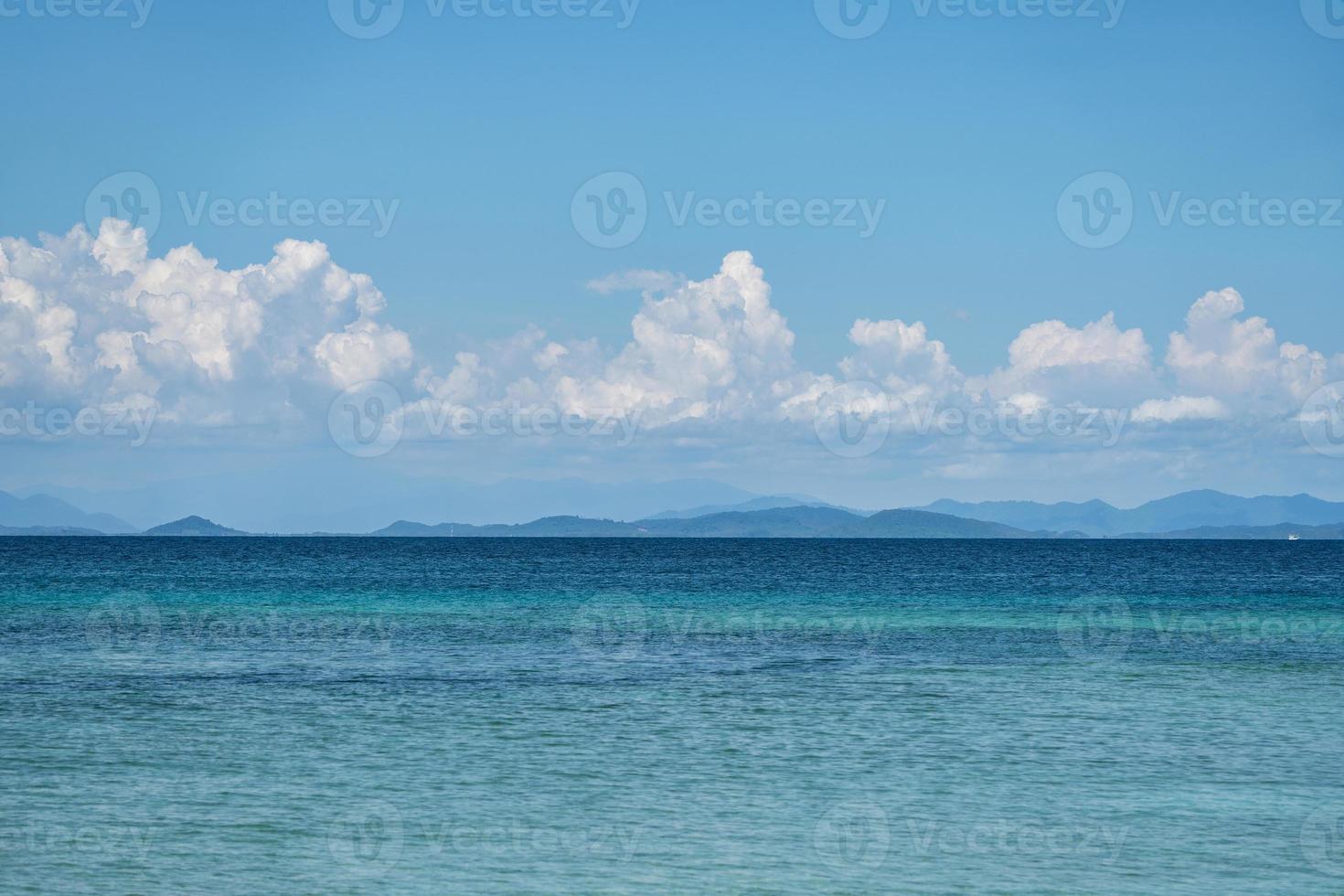 l'ambiente dell'isola di munnok, a est dell'isola della thailandia, bellissimo cielo aperto, nuvole, mare e spiaggia. foto