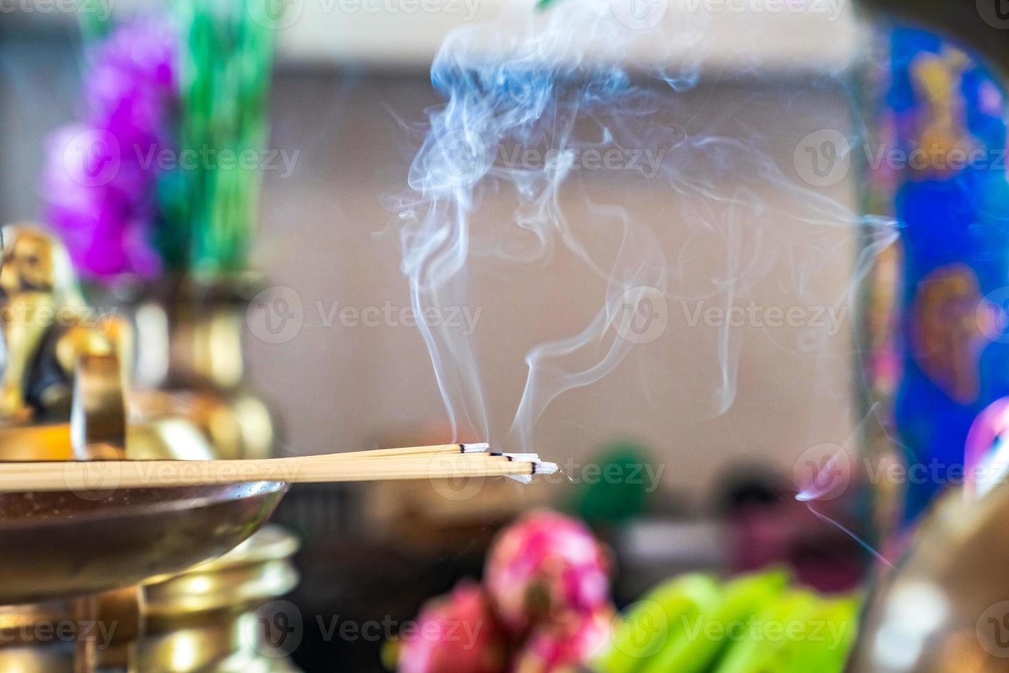 incenso sul candeliere di ottone con il fumo dell'incenso. foto