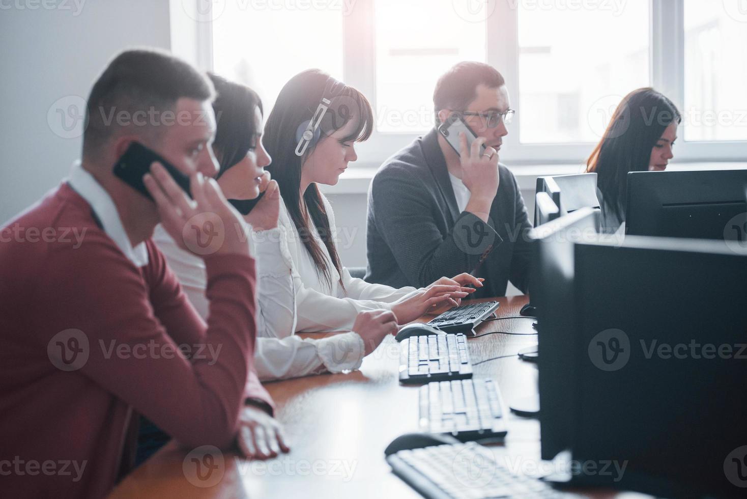 ti ascolto, che tipo di problema hai. giovani che lavorano nel call center. nuove offerte stanno arrivando foto