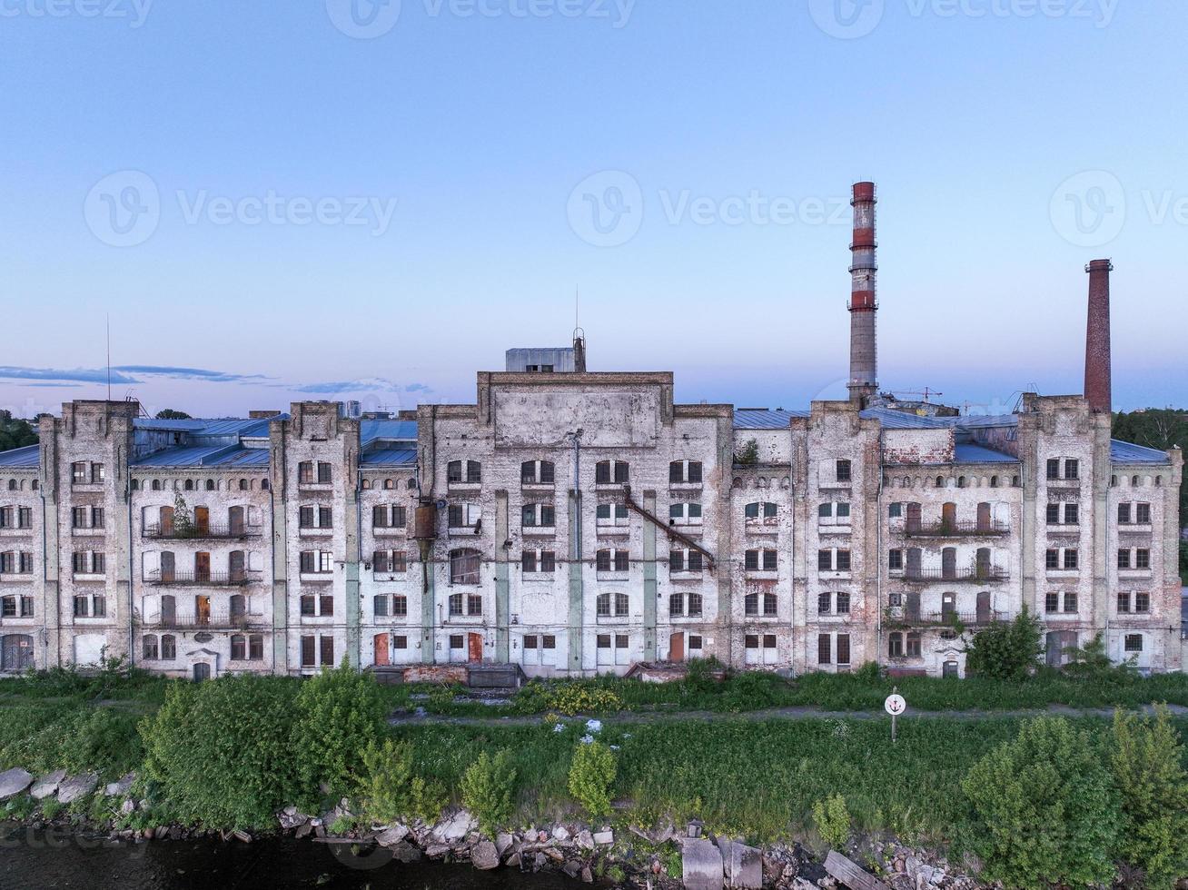 vecchio edificio abbandonato a riga vicino al molo. vecchia fabbrica. foto