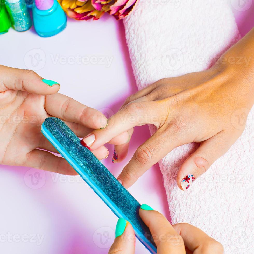 processo di manicure nel salone di bellezza, da vicino foto
