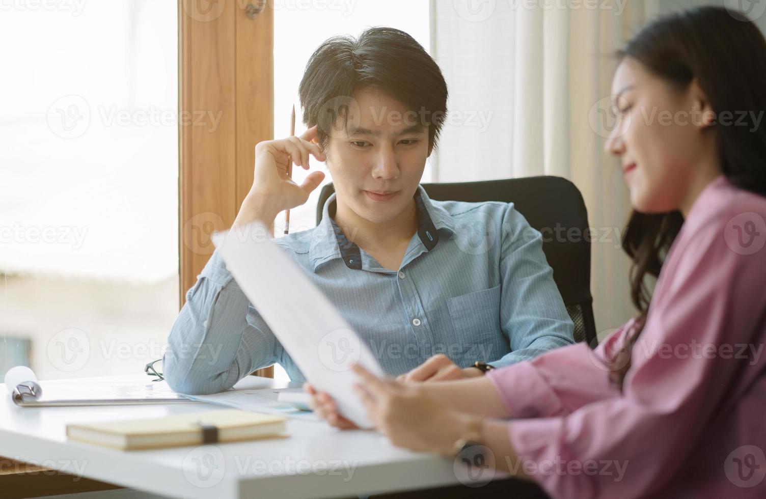 gruppo di giovani imprenditori asiatici che discutono di relazioni finanziarie. consiglio di amministrazione del progetto di pianificazione, considerando l'offerta commerciale, condividendo idee per la relazione aziendale foto