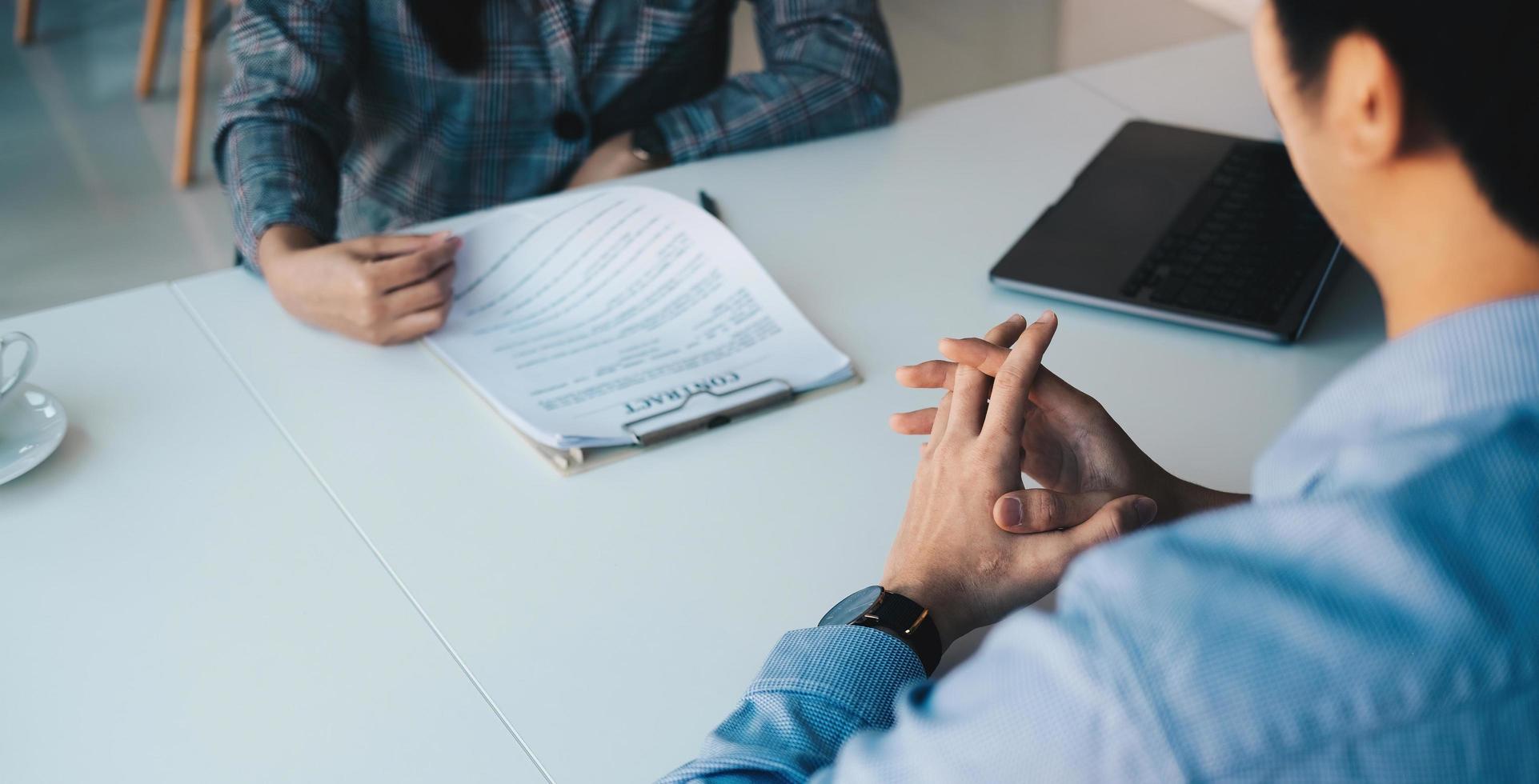 datore di lavoro o reclutatore che legge un curriculum durante un colloquio sul suo profilo di candidato, datore di lavoro che conduce un colloquio di lavoro, impiego delle risorse del manager e concetto di reclutamento. foto