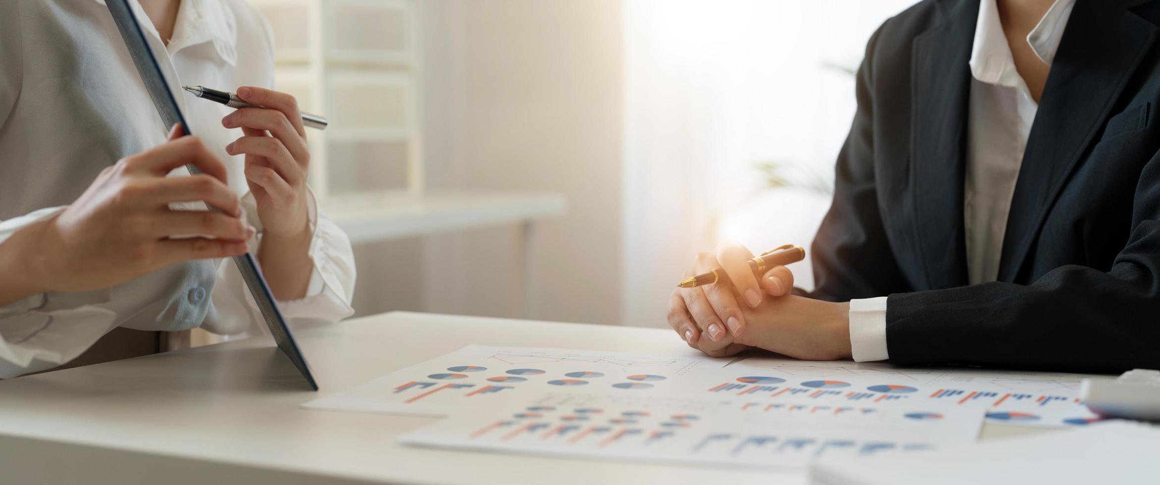 riunione dell'uomo d'affari e presentazione della relazione finanziaria, parlando del piano aziendale per gli investimenti, concetto di analisi finanziaria del consulente aziendale. foto