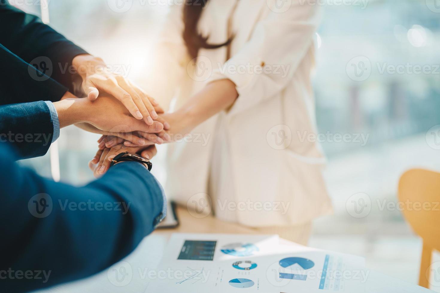 l'attività di lavoro di squadra unisce il concetto di mano insieme, il team di affari in piedi per mano insieme, il lavoro di beneficenza volontario. persone che si uniscono per affari di successo di cooperazione foto