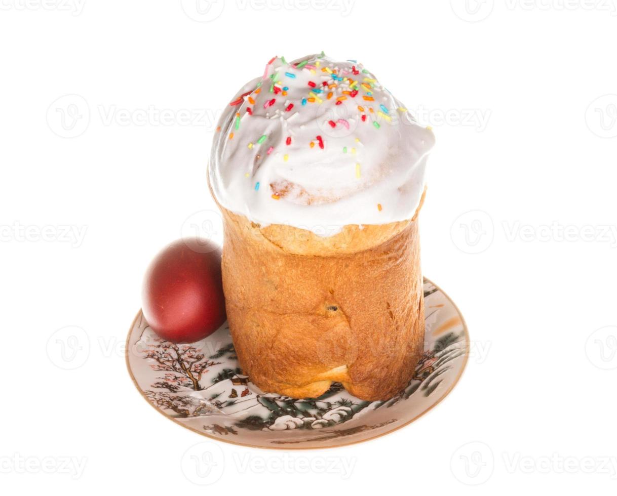 torta di pasqua con glassa glace e uova di pasqua su sfondo bianco foto