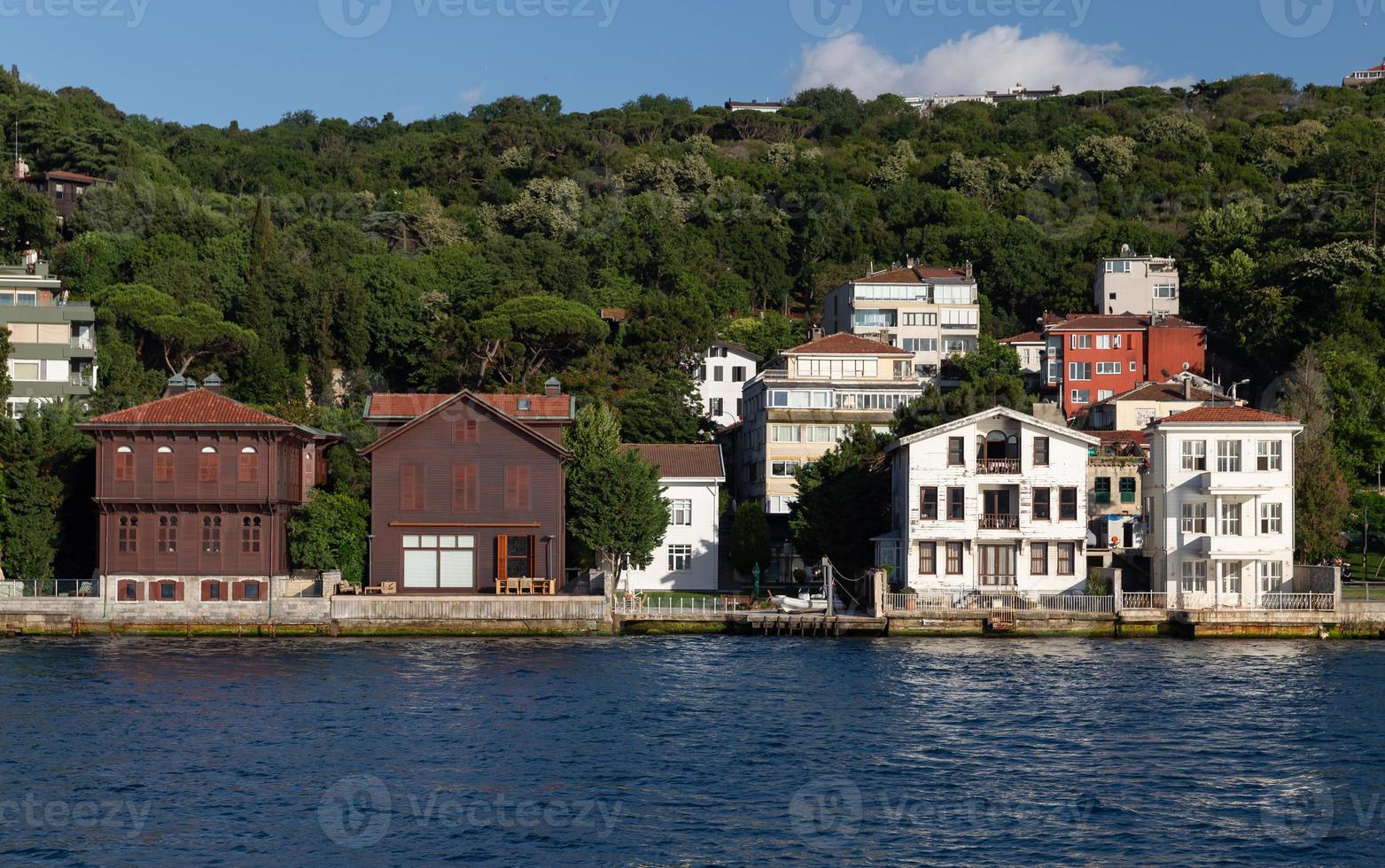 edifici nel lato dello stretto del bosforo di istanbul, turchia foto